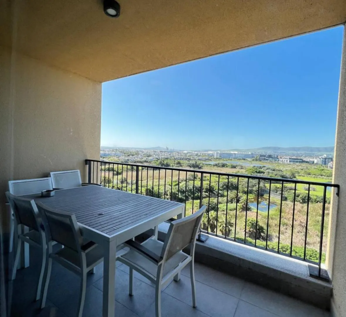 Stylish Waters Edge Apartment Cape Town