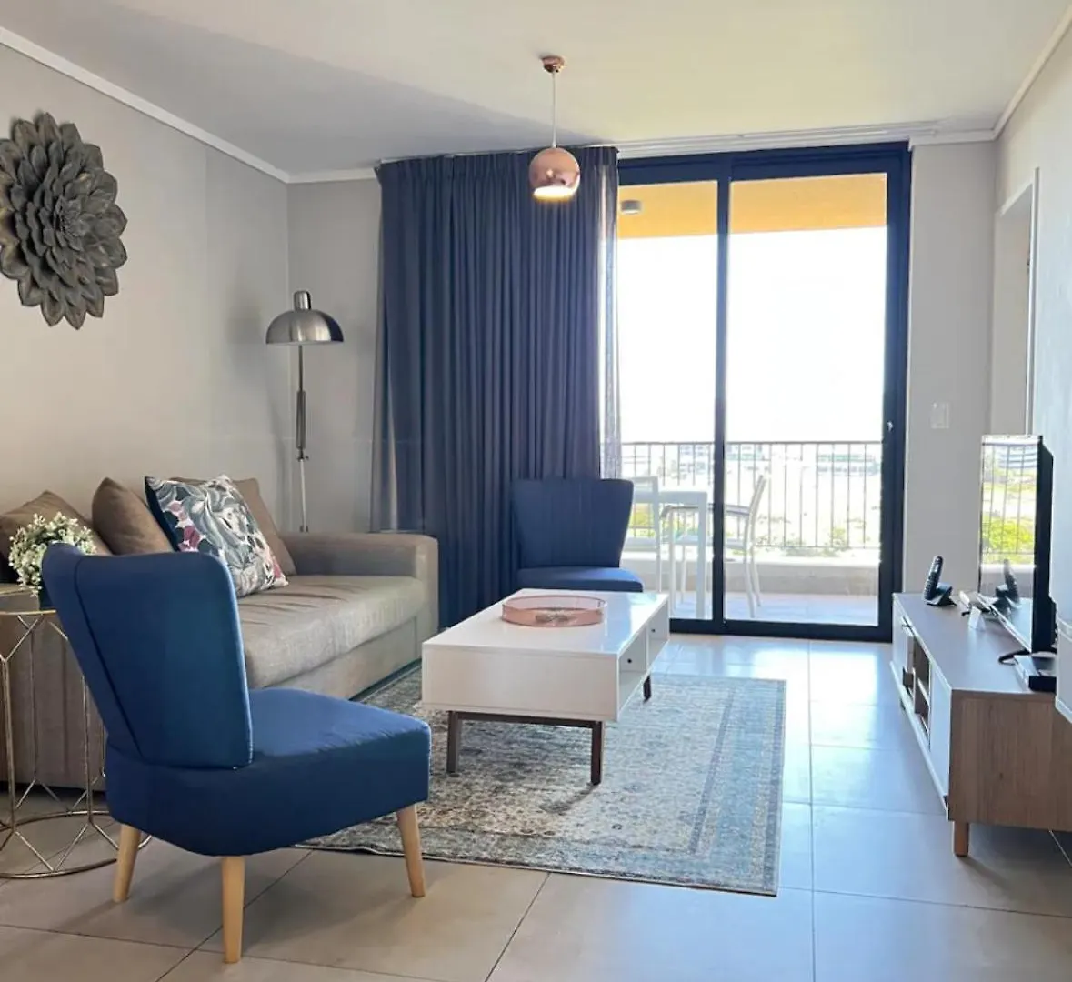 Stylish Waters Edge Apartment Le Cap