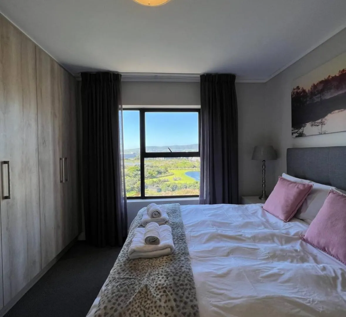 Stylish Waters Edge Apartment Le Cap